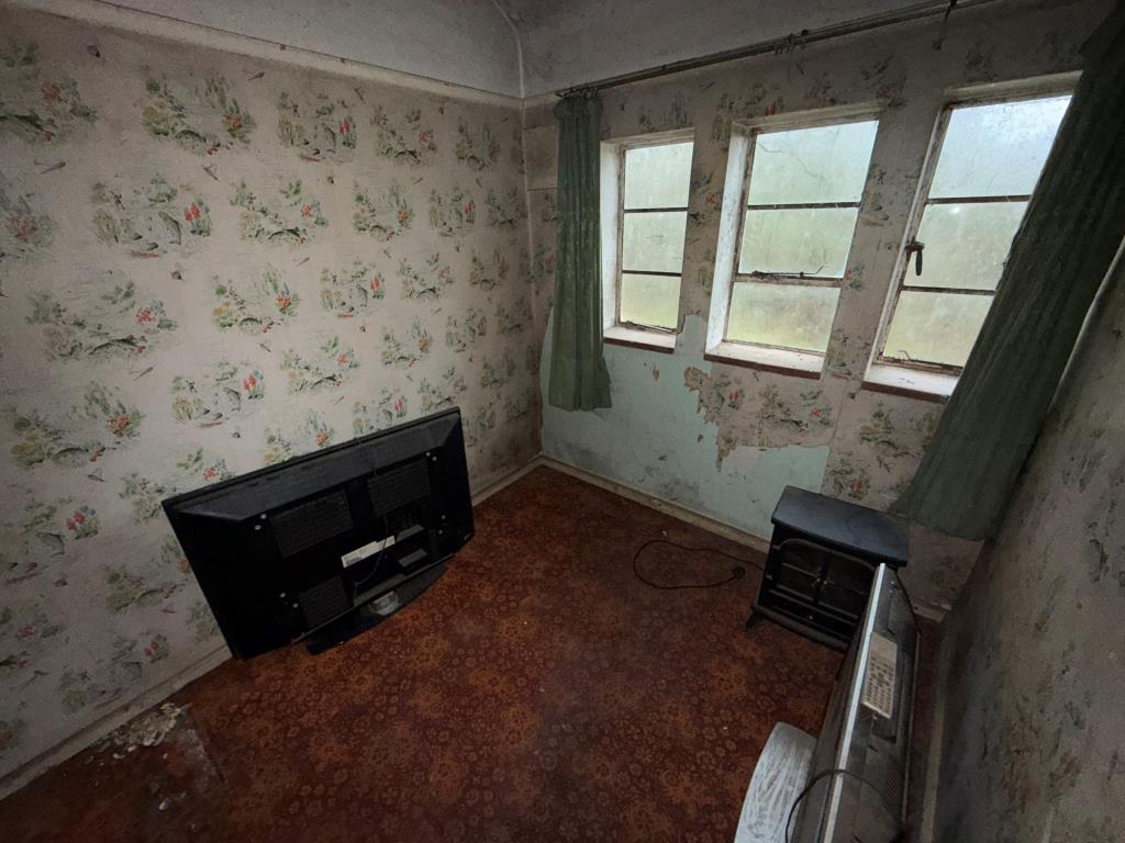 Lot: 103 - DETACHED BUNGALOW WITH POTENTIAL - Bedroom